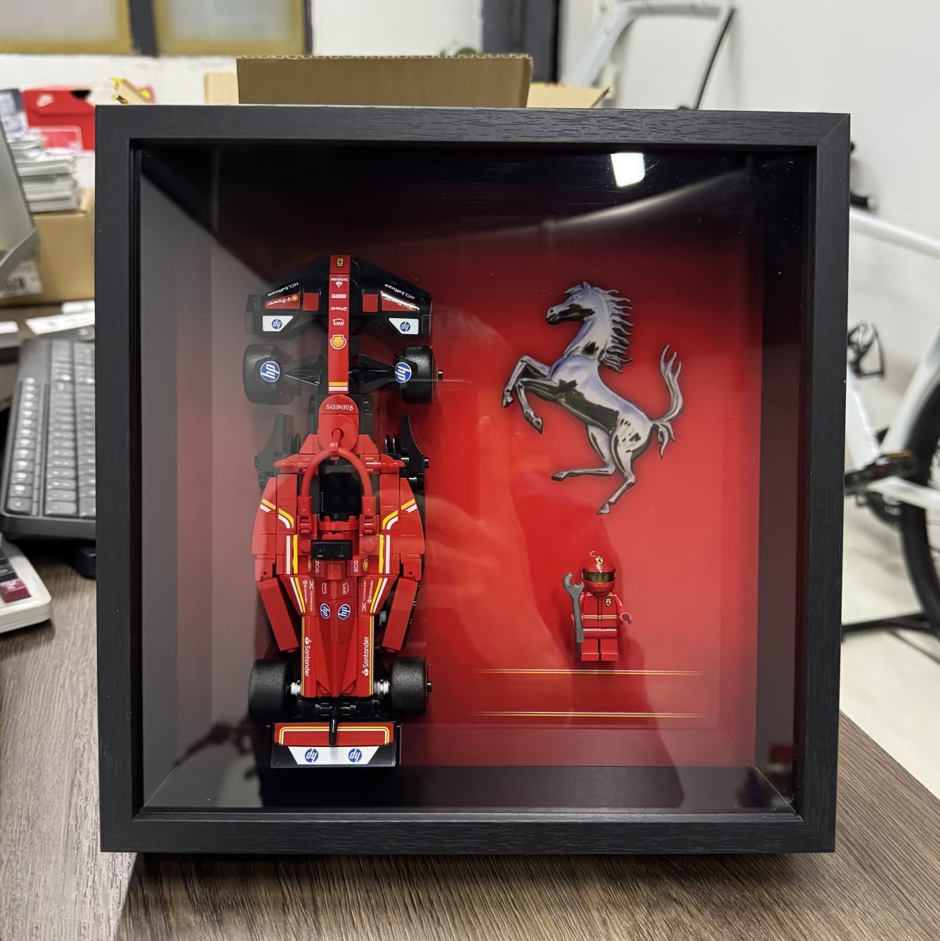 Victor Racket Jetspeed - แผงติดผนังสำหรับโชว์ เหมาะสำหรับชุดตัวต่อ LEGO 77242 Speed Champions